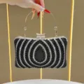 Elegante pochette da sera nera con perline, decorazione in strass e manico tondo in metallo. - Nero