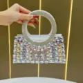 Elegante borsa da sera in cristallo con manico rotondo e splendidi strass brillanti. - Bianco