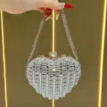 Borsa da sera con strass a forma di cuore, elegante pochette di cristallo con catena metallica. - Argento