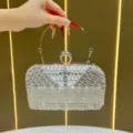 Borsa da sera di lusso in strass con manico ad anello in metallo e frange di cristallo. - Argento