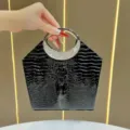 Borsa da sera nera coccodrillo con manico ad anello di strass luminosi per feste. - Nero