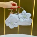 Elegante pochette da sera in raso argento con bellissimi fiori di perle e manico in metallo. - Argento