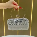 Elegante borsa da sera a pochette in strass con frange di cristallo per feste ed eventi. - Nero
