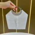 Borsa a mano bianca con stampa coccodrillo e manico in metallo con strass per feste serali - Bianco