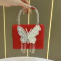 Borsa da sera in velluto rosso con farfalla di strass, elegante accessorio in variante. - Rosso