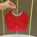 Borsa da sera rossa con manico a mezzaluna in strass e finitura coccodrillo lucida elegante - Rosso
