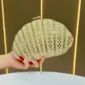 Elegante borsa a tracolla conchiglia perle e strass da donna, lussuosa borsa da sera chic. - Oro