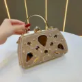 Lussuosa borsa da sera con strass, manico dorato e cristalli brillanti per eventi. - Oro