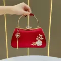 Elegante borsetta da sera in raso rosso con manico dorato e decorazione di perle. - Rosso