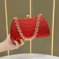 Borsetta da sera rossa in strass con catena dorata e chiusura metallica elegante e chic. - Rosso
