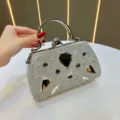 Elegante borsa da sera con strass argento e manico in metallo per feste da donna. - Argento