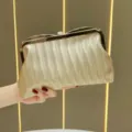 Elegante borsa da sera intrecciata dorata con cornice in metallo, borsa da donna alla moda. - Oro
