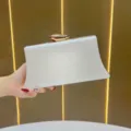 Elegante borsa pochette da sera bianca con dettagli dorati, design minimalista e chic. - Bianco