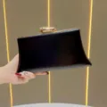 Elegante borsa da sera nera da donna, pochette a tracolla chic con dettagli dorati. - Nero