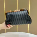 Elegante borsa pochette intrecciata nera da donna, borsa da sera con montatura in metallo. - Nero