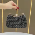 Elegante borsa da sera nera con perline e strass con chiusura in perla e manico - Nero