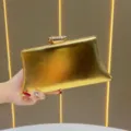 Elegante pochette metallica dorata da donna, borsa da sera alla moda per feste e matrimoni. - Oro