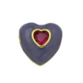 Primo piano dettaglio del ciondolo a cuore in smalto viola con zircone rosso e oro. - DN260904-C (Ciondolo Solo (Senza Catena))