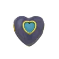 Dettaglio ravvicinato del pendente a cuore smaltato viola con bordo dorato e pietra di zircone blu. - DN260904-F (Ciondolo Solo (Senza Catena))