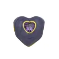 Primo piano del ciondolo a cuore smaltato viola con zircone viola centrale e bordo dorato. - DN260904-K (Ciondolo Solo (Senza Catena))