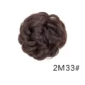 Vista ravvicinata dettagliata dello chignon sintetico con design riccio e finitura opaca. - #2/33