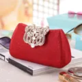 Rode pailletten strass avondtas met glinsterende kristallen sluiting formele handtas detail - Rood