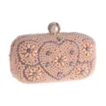 Detailweergave van de prachtige Parel Strass avondtas met bloemen en hart patronen. - Champagne