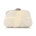 Gedetailleerde close-up van de elegante gebroken witte geplooide avondtas met strass. - Broken Wit