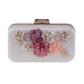 Elegante avondtas met bloemen, parels en een gouden metalen sluiting voor feestjes. - Wit