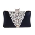 Détail en gros plan de la pochette de soirée en satin noir ornée de perles et de strass. - Noir