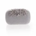 Gedetailleerd overzicht van zilveren strass avondtasje, elegante kristallen sluiting. - Zilver