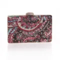 Gedetailleerd overzicht van de paisley print avondtas met schitterende strass sluiting. - Rood