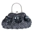 Detailansicht der schwarzen Pailletten Perlen Abendtasche mit Blumenstickerei und Metallgriff. - Grau