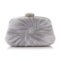 Zilveren geplooide avondclutch tas met sprankelend strass sluiting detail voor feest. - Zilver