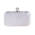 Witte geplooide avondtas detail, elegante parel strass sluiting ontwerp voor feestelijke kleding. - Wit