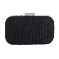 Zwarte geplooide avondtas detail, elegante textuurstof met glanzend metalen frame. - Zwart