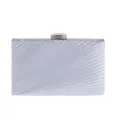 Zilveren geplooide clutch detailweergave, elegante avondtas met sprankelende strass-sluiting. - Zilver