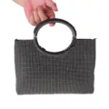Zwarte strass avondhandtas met stijlvol rond metalen handvat voor feest en evenement detail. - Zwart