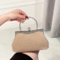 Elegante parel avondtas met handgreep van metaal, vintage kisslock clutch voor feest. - Champagne