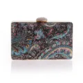 Gedetailleerd overzicht van dames avondtas met paisley print en glinsterende strass sluiting. - Blauw