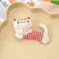 Adorable pince à cheveux chat en peluche avec jupe à carreaux rouges, accessoire kawaii. - Rouge