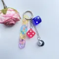 Bunte Acrylketten-Schlüsselanhänger mit Würfeln und schwarzer 8 als modisches Taschenaccessoire. - Würfel Schwarz 8 Acryl Anhänger (S-YG25030A)
