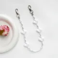 Nahaufnahme des weißen Herz Kristall Perlenarmbands, zeigt filigrane Anhänger und Details. - Weiß (S-Y26019A)