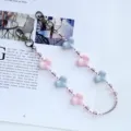 Nahaufnahme der rosa-blauen Herzperlen Handykette Details mit Kristallen und Metallverschlüssen. - Rosa und Blaues Herz (S-Y26022B) / Hellblau