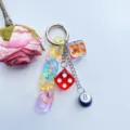 Nahaufnahme des bunten Acrylketten-Schlüsselanhängers mit niedlichen Würfeln und schwarzer 8-Kugel. - Würfel Schwarz 8 Acryl Anhänger (S-YG25030D)
