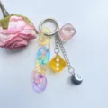 Nahaufnahme des bunten transparenten Acrylketten und Wuerfel Schluesselanhaengers. - Würfel Schwarz 8 Acryl Anhänger (S-YG25030E)