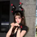 Halloween devil horn headband with roses and skulls, ideal for cosplay parties and photos. - Black Horn Rose Headband