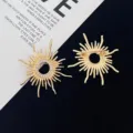 Vintage baroque sunburst brooch rhinestone circle pin elegant coat accessory detail view - Gold (R914)
