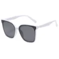 Große quadratische Sonnenbrille mit weißem Rahmen und stilvollen Nieten für Damen und Herren. - Weißer Rahmen Schwarzgraue Gläser