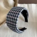 Gros plan detail d'un headband en tissu a carreaux retro coreen avec motif tweed chic. - Style Large Marine Rose Vintage